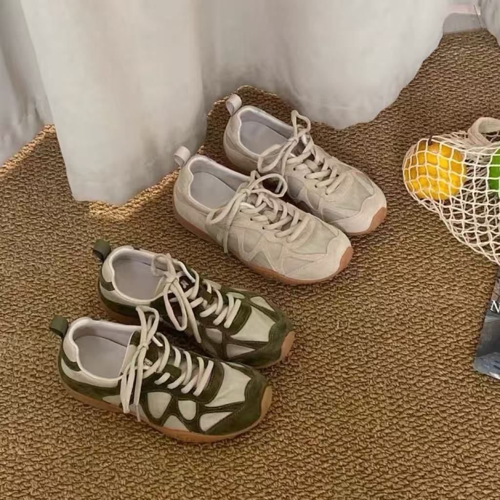 Sneakers - أحذية رياضية نسائية كلاسيكية بتصميم مرقع