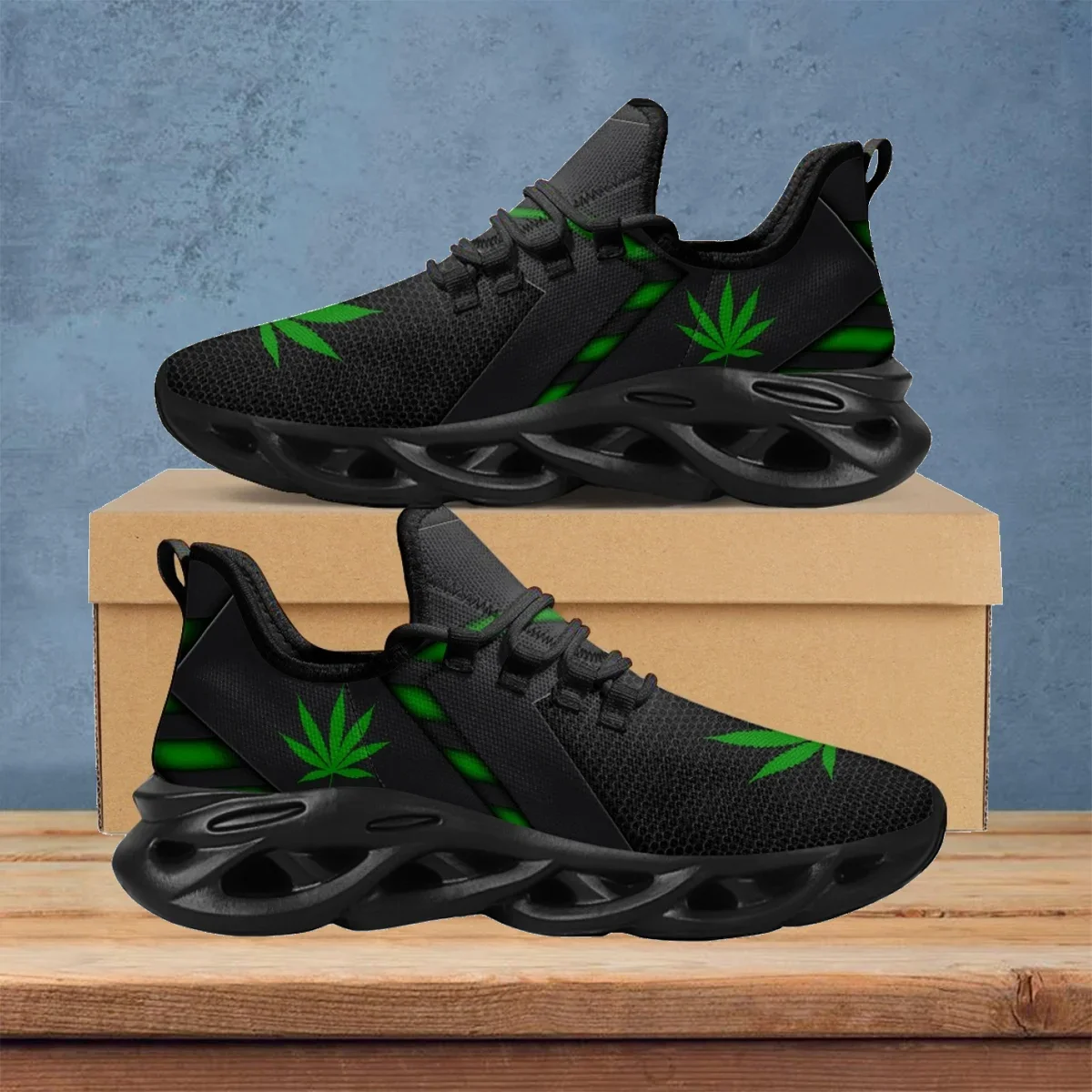 Breathable Mesh Athletic Shoes - أحذية رياضية نسائية بطباعة أوراق القنب