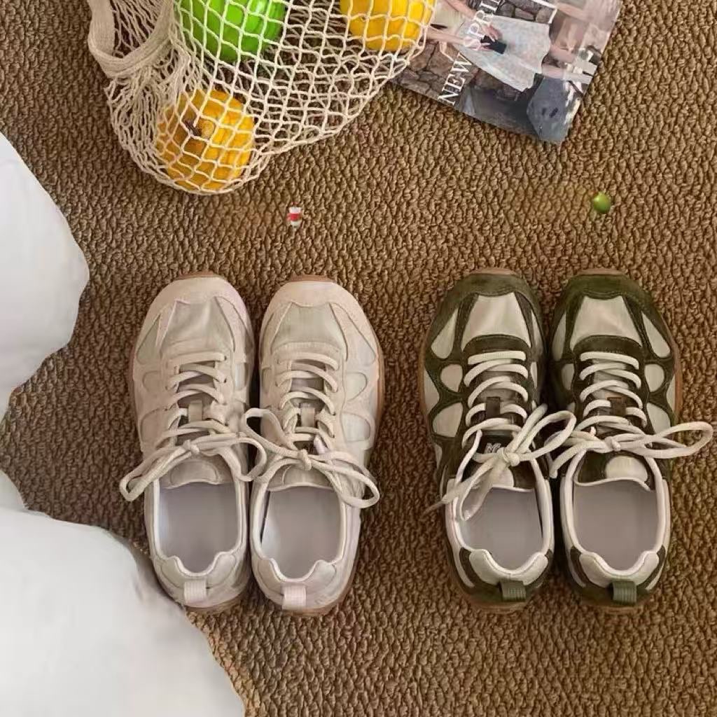 أحذية رياضية نسائية كلاسيكية ب - مراجعة Sneakers وسعره