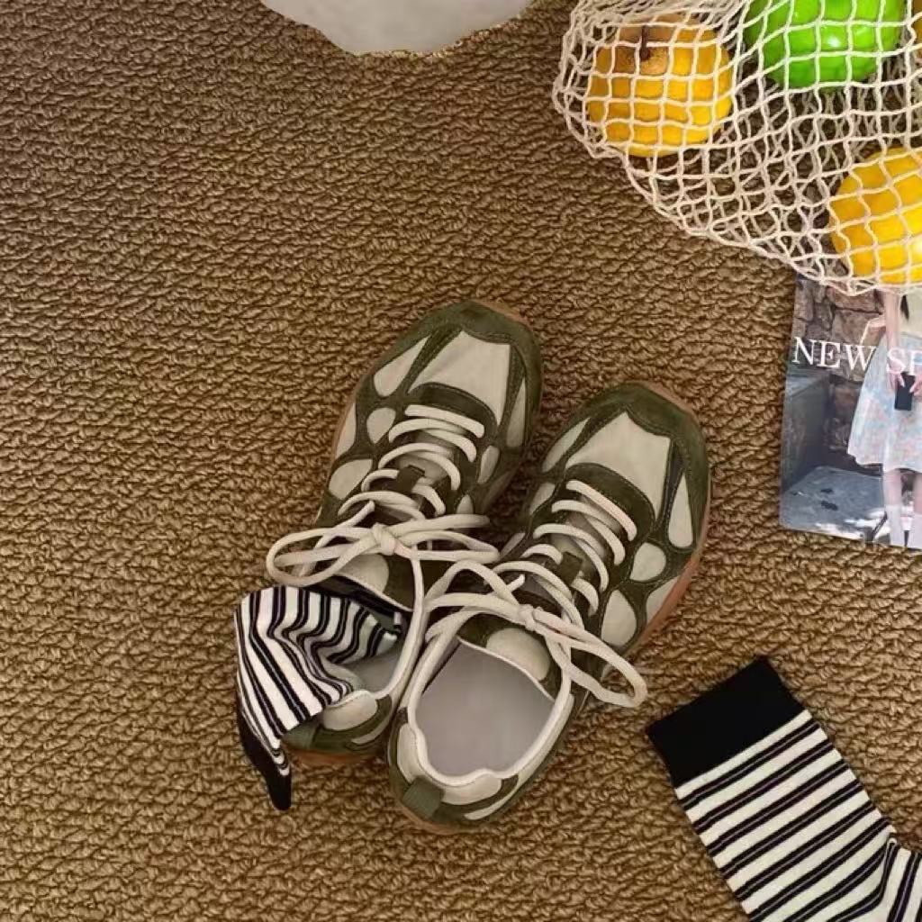 أحذية رياضية نسائية كلاسيكية ب - مراجعة Sneakers وسعره