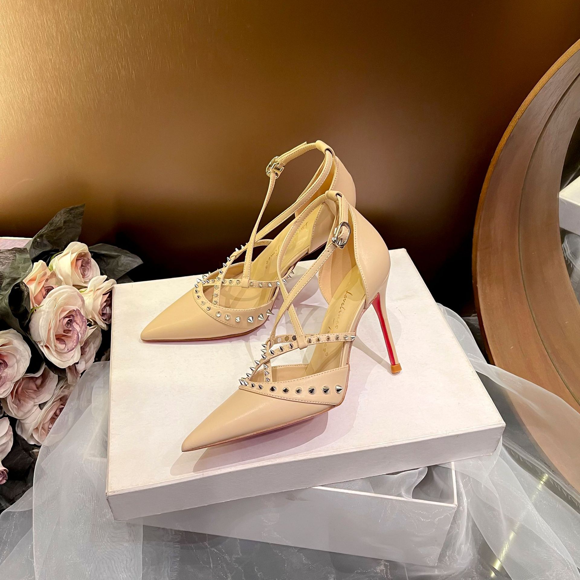 أحذية امرأة الرجعية الصنادل ال - مراجعة Sandals وسعره
