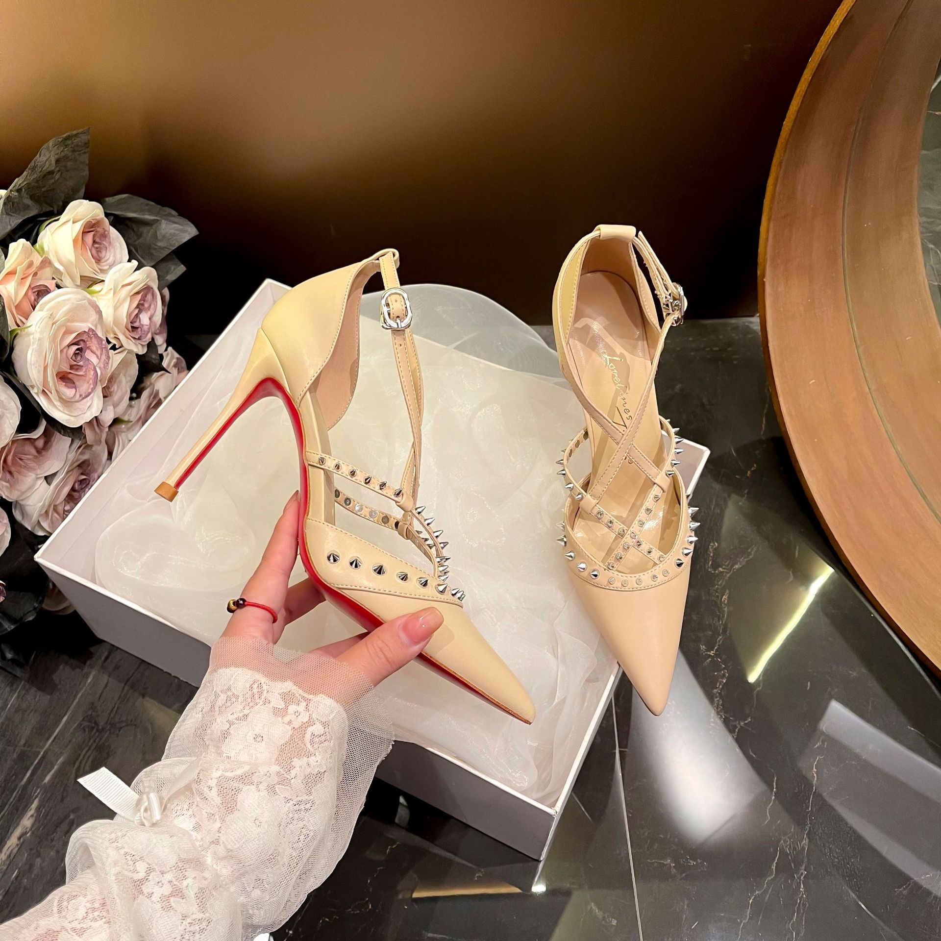 أحذية امرأة الرجعية الصنادل ال - مراجعة Sandals وسعره